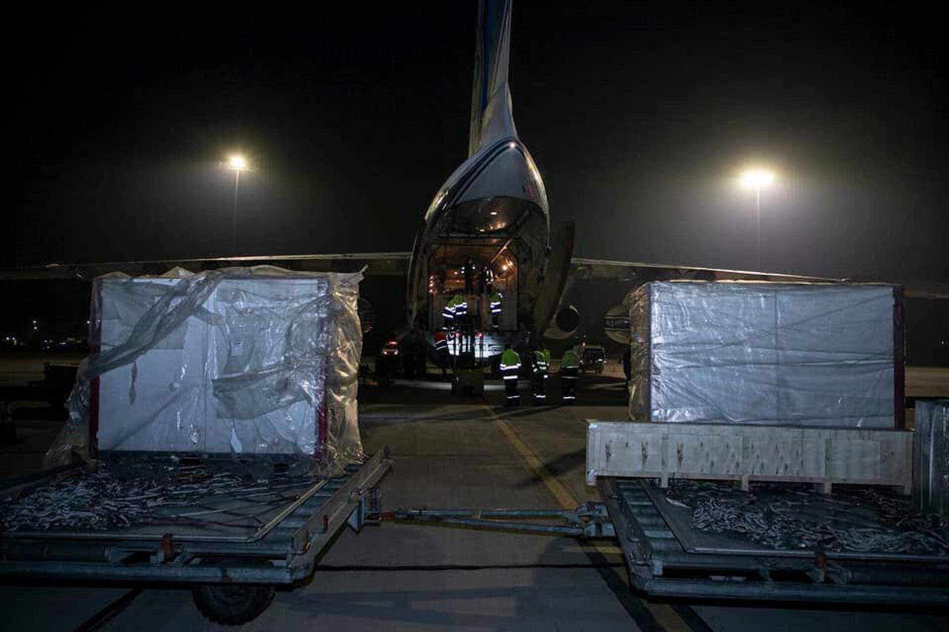ՀՀ Առողջապահության նախարարության ձեռք բերված 4 թթվածին արտադրող կայան ու 200 թթվածնային կոնցենտրատորները Զվարթնոց օդանավակայանում - Sputnik Արմենիա, 1920, 12.12.2021