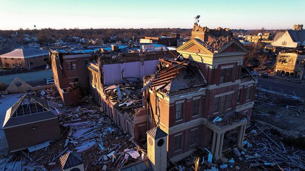 Вид на городскую ратушу после разрушительного торнадо, пронесшегося по нескольким штатам США (12 декабря 2021). Мэйфилд - Sputnik Армения