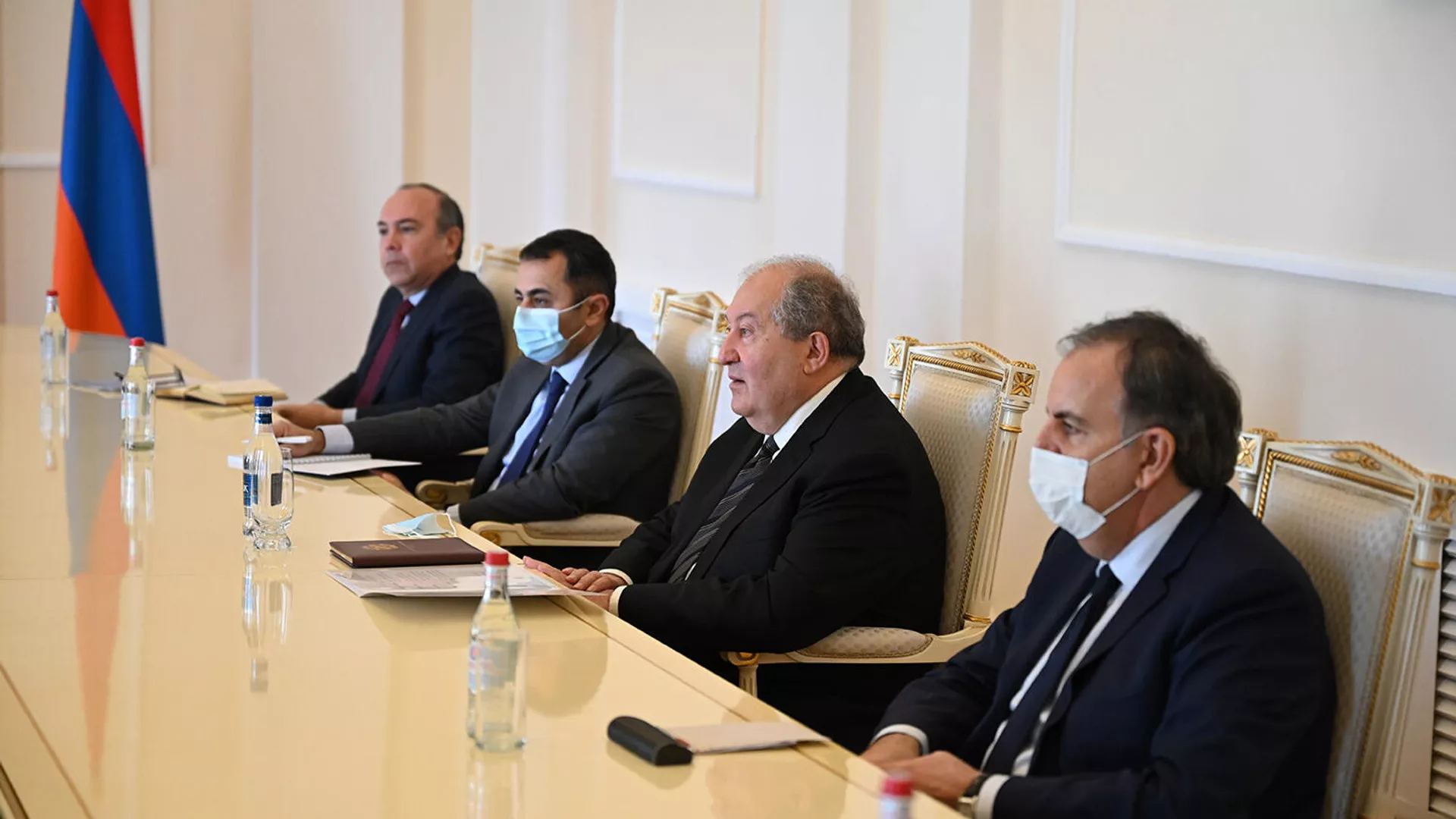 Президент Армен Саркисян принял делегацию во главе с руководителем высшего президентского комитета по вопросам церквей Палестины Муином Элиасом Юсефом Хури (13 декабря 2021). Еревaн Президент Армен Саркисян принял делегацию во главе с руководителем высшего президентского комитета по вопросам церквей Палестины Муином Элиасом Юсефом Хури (13 декабря 2021). Еревaн - Sputnik Армения, 1920, 13.12.2021