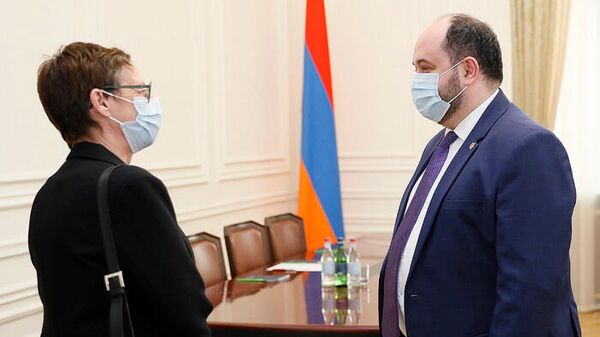Руководитель аппарата премьер-министра Араик Арутюнян встретился с Чрезвычайным и Полномочным послом Франции в Армении Анн Луйо (13 декабря 2021). Еревaн - Sputnik Армения