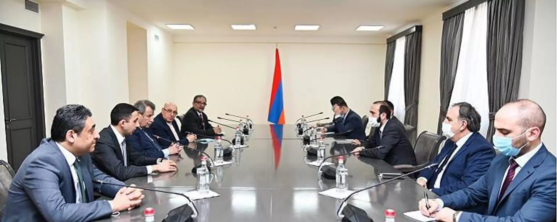 Министр иностранных дел Армении Арарат Мирзоян принял главу Высшего президентского комитета по вопросам церквей Палестины Муина Элиаса Юсефа Хури (13 декабря 2021). Еревaн - Sputnik Армения, 1920, 21.12.2021