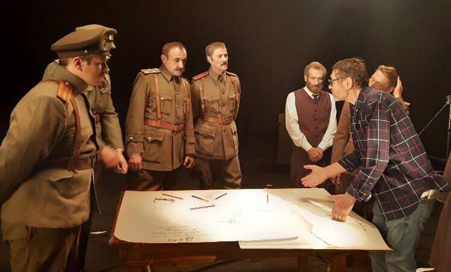 Режиссер фильма Сардарапат. Генерал ждет Александр Марутян работает с актерами во время перерыва - Sputnik Армения, 1920, 13.12.2021