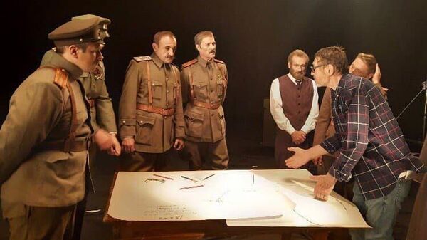Режиссер фильма Сардарапат. Генерал ждет Александр Марутян работает с актерами во время перерыва - Sputnik Армения