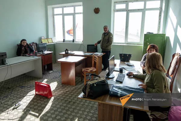 Заместитель главы сельской администрации Семеновки Хачик Мкртчян с сотрудницами Заместитель главы сельской администрации Семеновки Хачик Мкртчян с сотрудницами - Sputnik Армения