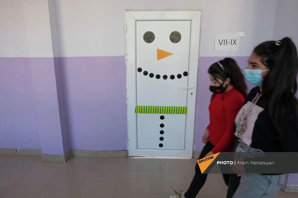 Новогодние декорации на двери одной из классных комнат средней школе села Семеновка - Sputnik Армения