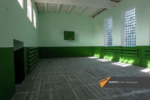 Спортзал средней школы села Семеновка - Sputnik Армения
