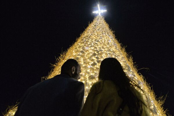 Люди собираются у гигантской полой рождественской елки, установленной в преимущественно христианском городе Ирака Каракош (Багдеда), в провинции Ниневия, примерно в 30 километрах от Мосула - Sputnik Армения