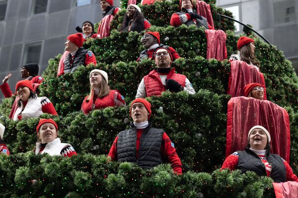 Артисты поют на Рождественской певческой елке Macy&#x27;s во время парада в День благодарения Macy&#x27;s в Нью-Йорке. - Sputnik Армения