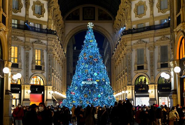 Рождественская елка, украшенная кристаллами Сваровски, в торговом центре Galleria Vittorio Emanuele II в Милане. - Sputnik Армения