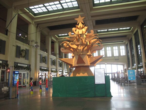 &quot;Дающее дерево&quot;, картонный вариант рождественской елки в конференц-зале Эсбери-Парк, штат Нью-Джерси. - Sputnik Армения