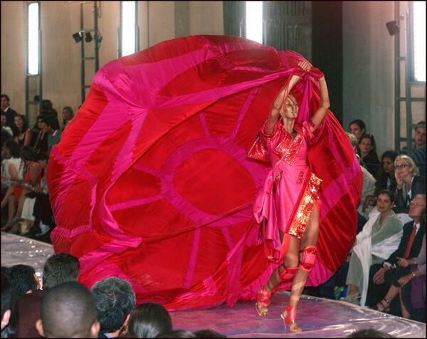 Модель в малиновом платье с наколенниками от британского дизайнера Джона Гальяно для Christian Dior во время показа коллекции Haute Couture Осень/Зима 1999/2000 в Версале - Sputnik Армения