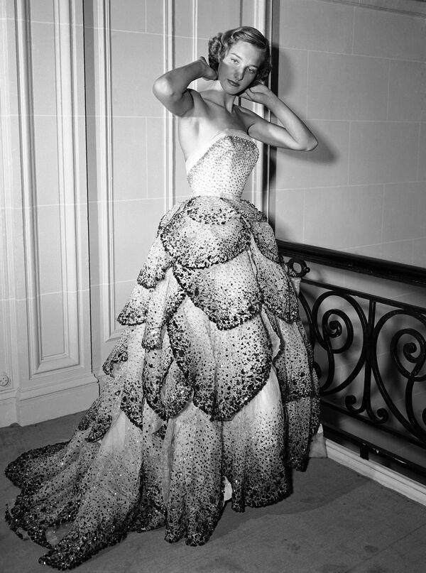 Вечернее платье из осенней коллекции Christian Dior 1949 года в виде лепестковой юбки - Sputnik Армения