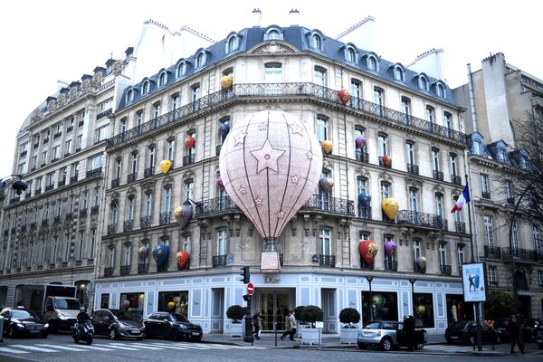 Фасад французского дома моды и магазина предметов роскоши Christian Dior на авеню Монтень в Париже, украшенный перед Рождеством - Sputnik Армения