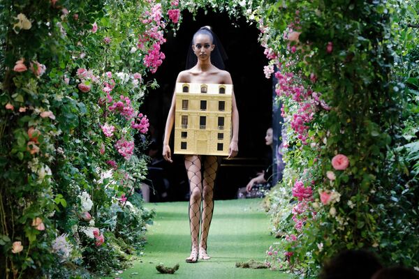 Модель представляет творение Christian Dior на показе женской коллекции Haute Couture Осень/Зима 2019/20 - Sputnik Армения