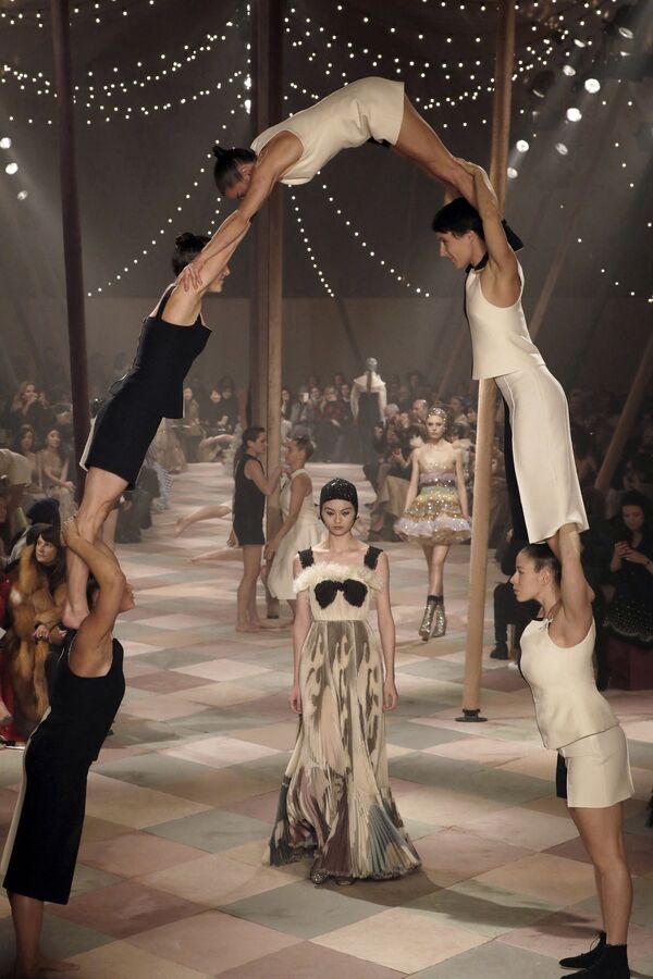 Модель представляет творение Кристиана Диора во время выступления акробатов на показе коллекции Haute Couture Весна/Лето 2019 в Париже - Sputnik Армения
