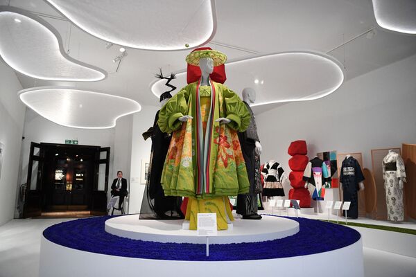 Ансамбль Чио-Чио-сан дизайнера Джона Гальяно для французского модного дома Christian Dior во время пресс-показа выставки Kimono: Kyoto to Catwalk в Музее Виктории и Альберта в центре Лондона - Sputnik Армения