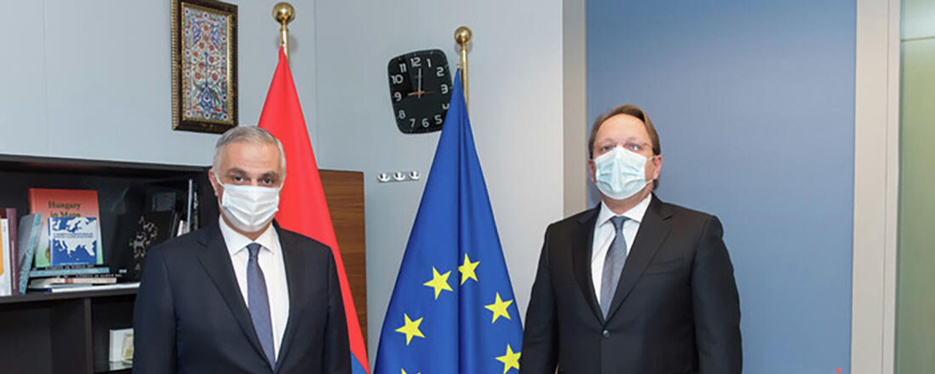 Вице-премьер Мгер Григорян встретился в с комиссаром ЕС Оливером Вархе (15 декабря 2021). Брюссель - Sputnik Армения, 1920, 15.12.2021