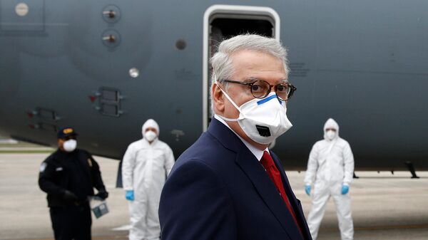 Посол Турции в США Сердар Кылыч у военного самолета с медикаментами (28 апреля 2020). Штат Мэриленд - Sputnik Армения