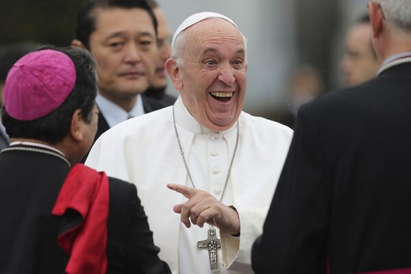 Папа Франциск смеется, готовясь к вылету в международном аэропорту Ханэда в Токио - Sputnik Армения