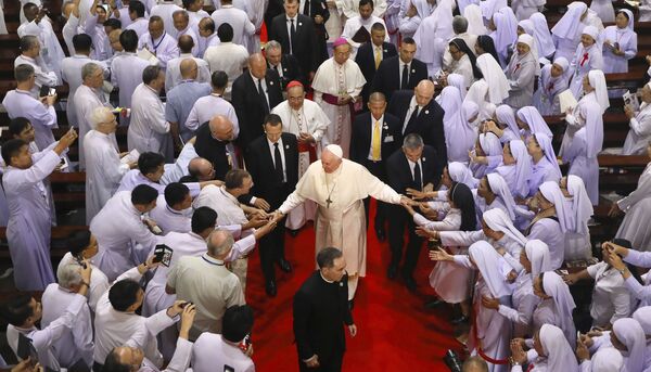 Священники, религиозные семинаристы и катехизаторы касаются рук Папы Франциска в приходе Святого Петра на окраине Бангкока, Таиланд - Sputnik Армения