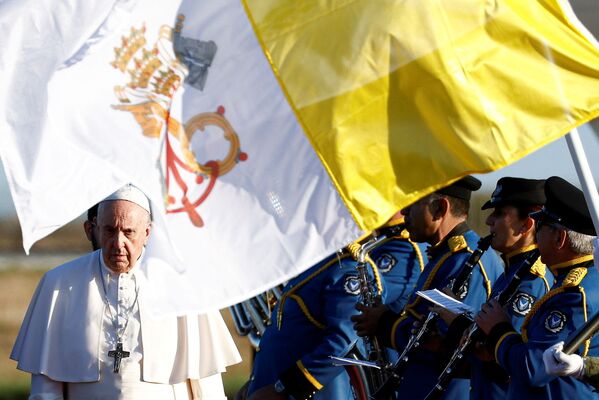 Папа Франциск проходит мимо солдат с флагами Ватикана и Кипра в международном аэропорту Ларнаки - Sputnik Армения