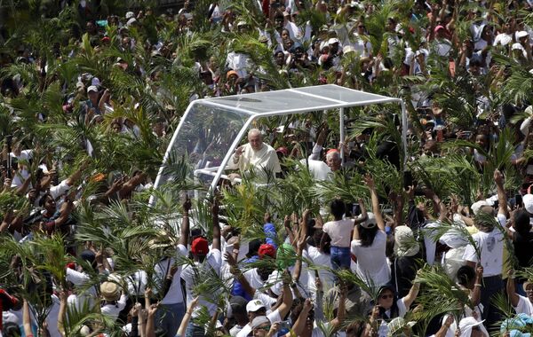 Папа Франциск на мессе у памятника Марии &quot;Королеве мира&quot; в Порт-Луи, Маврикий - Sputnik Армения