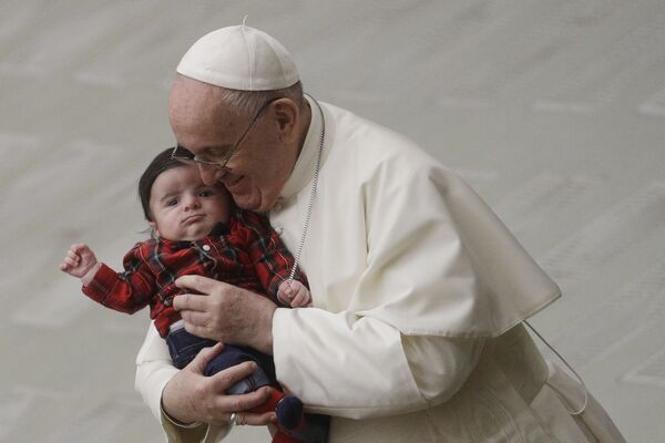 Папа Франциск обнимает ребенка в зале Павла VI в Ватикане - Sputnik Армения
