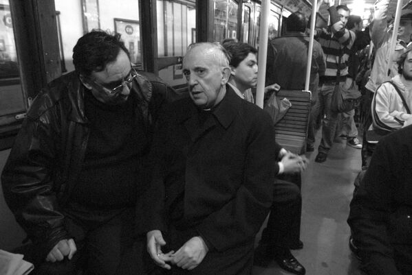 Կարդինալ Խորխե Մարիո Բերգոլիոն (աջից), որ հետո դարձավ Հռոմի պապ, երթևեկում է Բուենոս Այրեսի մետրոյով: - Sputnik Արմենիա