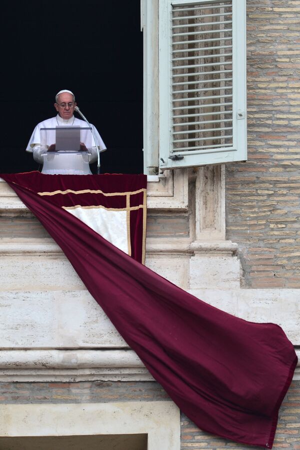 2013թ. մարտի 17-ին Ֆրանցիսկոս պապը Վատիկանում իր առաջին աղոթքն է անում Սուրբ Պետրոսի պատուհանից - Sputnik Արմենիա