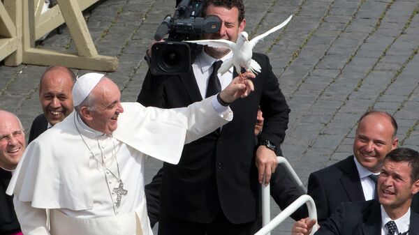 Папа Франциск с белым голубем на площади святого Петра в Ватикане  - Sputnik Армения