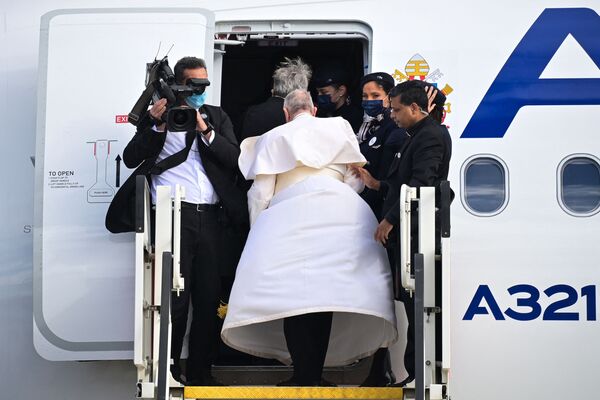 Порыв ветра развевает сутану Папы Франциска, когда он садится в самолет в Афинском международном аэропорту - Sputnik Армения