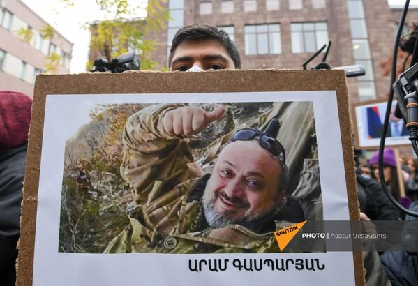 Участник акции протеста с плакатом - Sputnik Армения