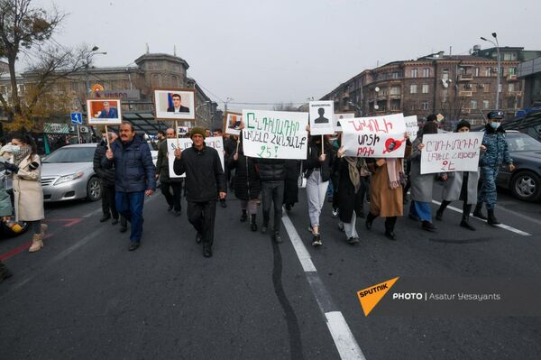 Բողոքի ակցիայի մասնակիցները շարժվում են դեպի ՀՀ գլխավոր դատախազություն - Sputnik Արմենիա