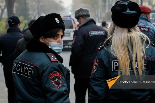 Ոստիկանները՝ ԲԴԽ շենքի մոտ բողոքի ակցիայի ժամանակ - Sputnik Արմենիա