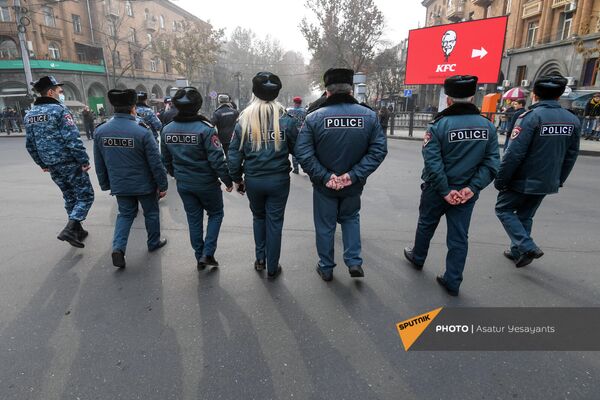 Ոստիկանները՝ ԲԴԽ շենքի մոտ բողոքի ակցիայի ժամանակ - Sputnik Արմենիա