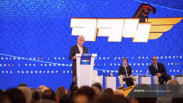 Выступление председателя Республиканской партии Армении Сержа Саргсяна на 17-ой ассамблеи партии (18 декабря 2021). Еревaн - Sputnik Армения