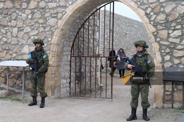 Российские миротворцы сопровождают паломников в монастырский комплекс Амарас - Sputnik Армения