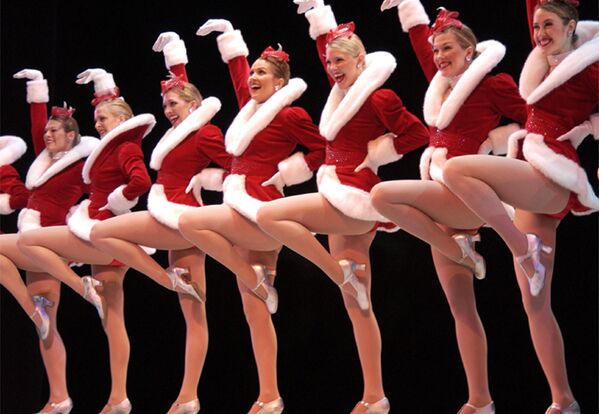 Нью-йоркский женский танцевальный коллектив The Rockettes во время выступления в Бостоне. - Sputnik Армения