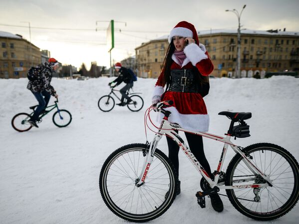Участники велопробега Дедов Морозов во время финиша на площади Пименова в Новосибирске - Sputnik Армения