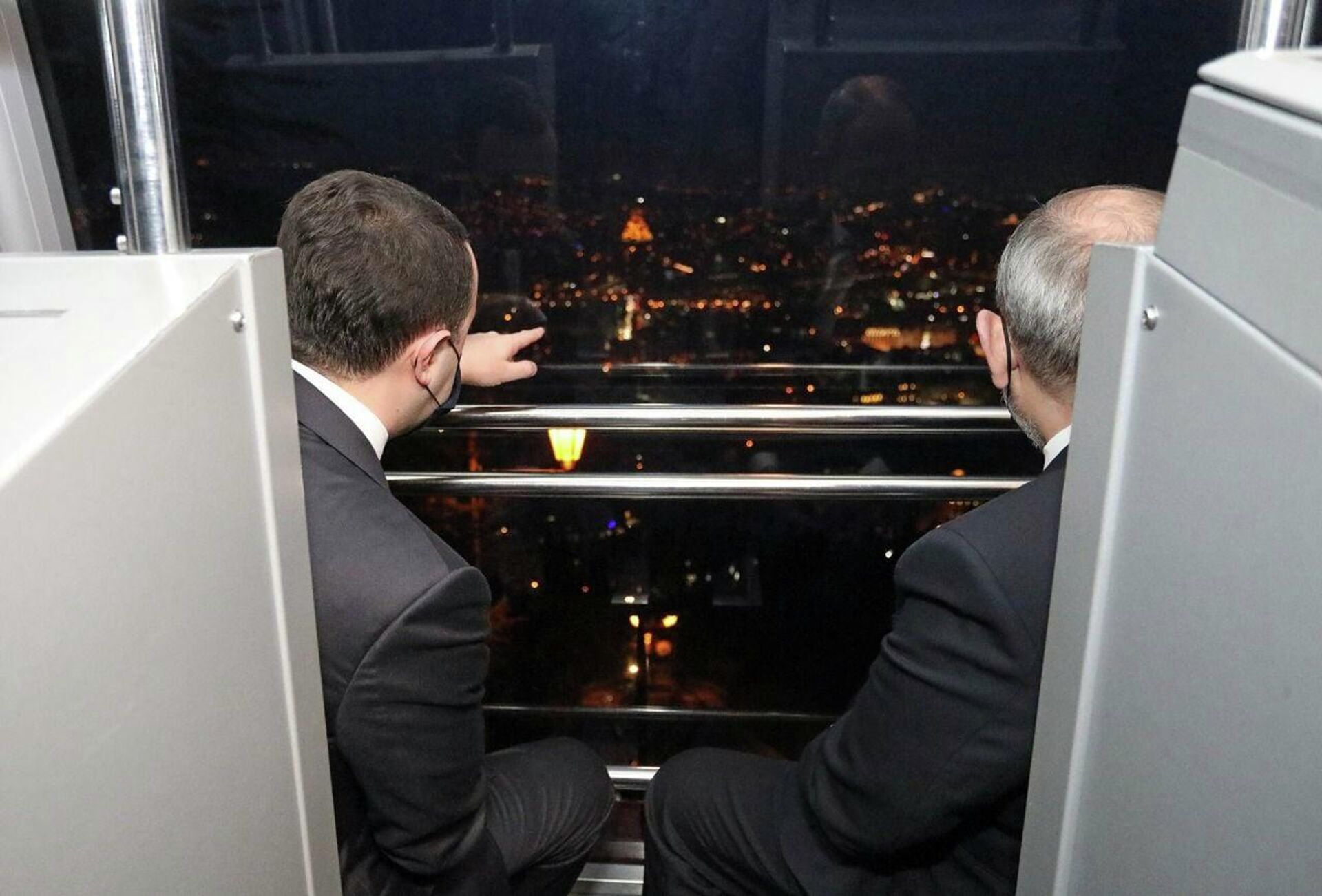 Премьер-министры Армении и Грузии Никол Пашинян и Ираклий Гарибашвили любуются вечерним Тбилиси - Sputnik Армения, 1920, 20.12.2021