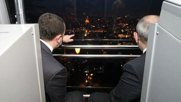 Премьер-министры Армении и Грузии Никол Пашинян и Ираклий Гарибашвили любуются вечерним Тбилиси - Sputnik Արմենիա