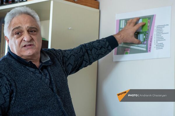 Հրանտ Պետրոսյանը ցույց է տալիս Գյումրի Սպորտ Սիթի մարզական քաղաքը - Sputnik Արմենիա