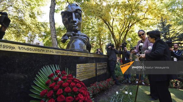 Вдова Карена Демирчяна Римма Демирчян возложила цветы к мемориалу жертвам 27 октября 1999 года (27 октября 2018). Еревaн - Sputnik Արմենիա