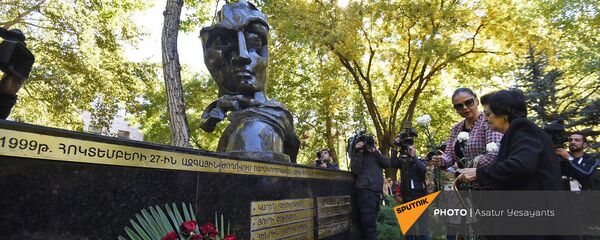 Вдова Карена Демирчяна Римма Демирчян возложила цветы к мемориалу жертвам 27 октября 1999 года (27 октября 2018). Еревaн Вдова Карена Демирчяна Римма Демирчян возложила цветы к мемориалу жертвам 27 октября 1999 года (27 октября 2018). Еревaн - Sputnik Արմենիա