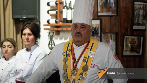 Глава общественной организации Развитие и сохранение армянских кулинарных традиций Седрак Мамулян - Sputnik Армения