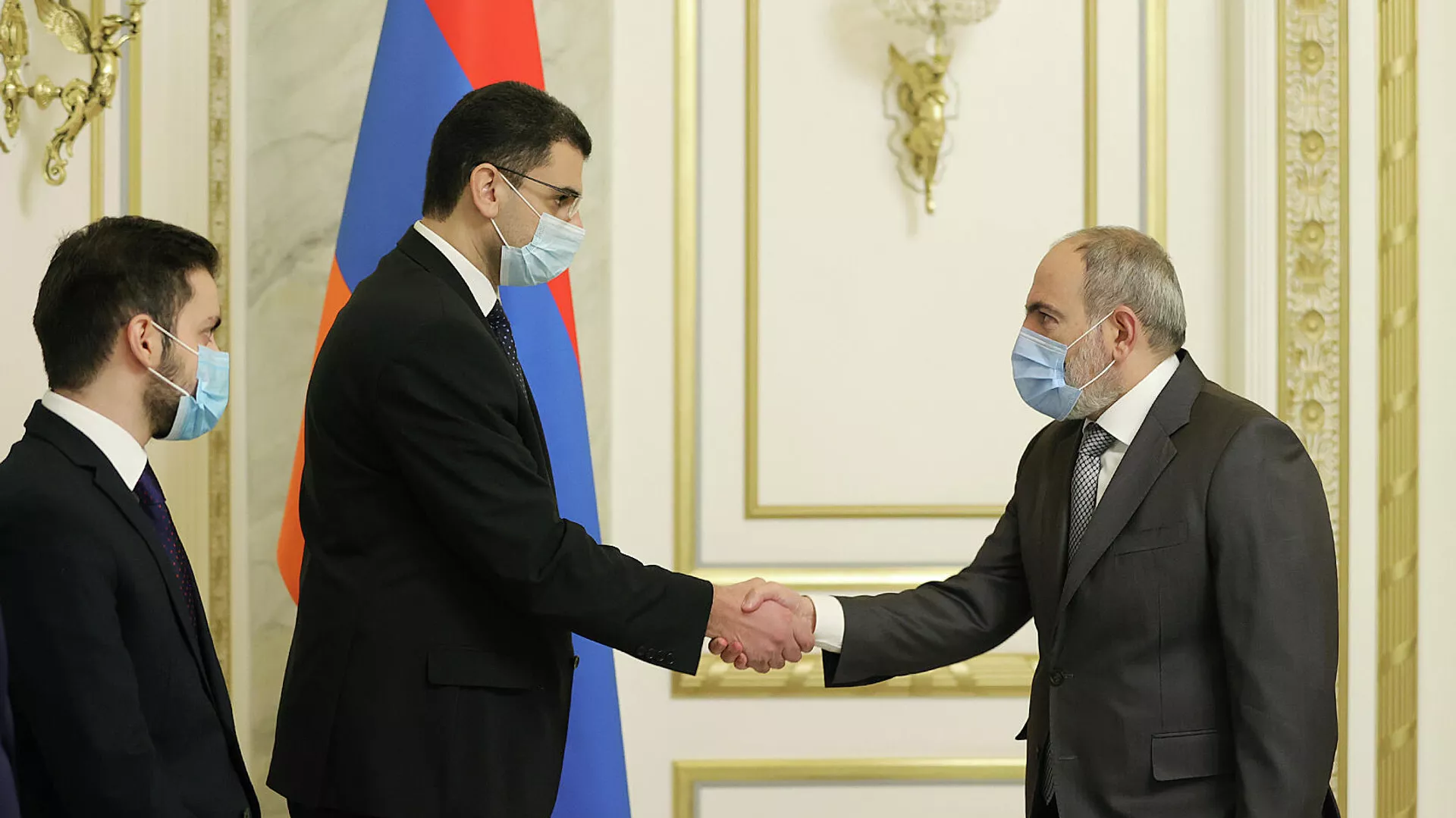 Премьер-министр Никол Пашинян принял новоизбранного мэра Еревана Грачья Саркисяна, руководителя фракции Мой шаг Совета старейшин Еревана Армена Галджяна и секретаря Леона Оганесяна (23 декабря 2021). Еревaн Премьер-министр Никол Пашинян принял новоизбранного мэра Еревана Грачья Саркисяна, руководителя фракции Мой шаг Совета старейшин Еревана Армена Галджяна и секретаря Леона Оганесяна (23 декабря 2021). Еревaн - Sputnik Армения, 1920, 23.12.2021