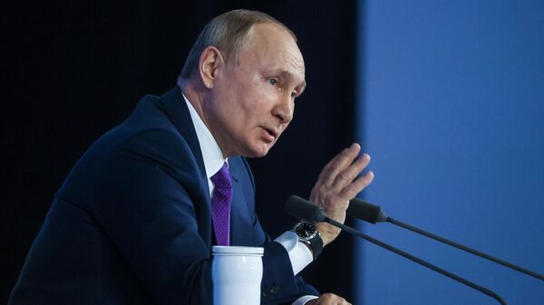 Владимир Путин во время большой пресс-конференции - Sputnik Армения