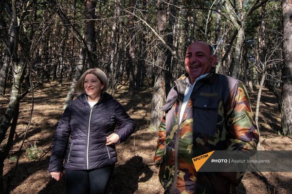 Էմմա Գասպարյանը անտառապահներից մեկի հետ - Sputnik Արմենիա