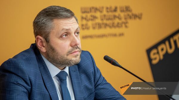 Председатель организационного комитета Карен Иванов во время видеомоста Торговля и развитие (24 декабря 2021). Еревaн - Sputnik Армения