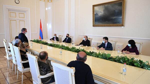 Президент Армен Саркисян принял группу родителей военнослужащих, погибших в 44-дневной войне (24 декабря 2021). Еревaн - Sputnik Армения